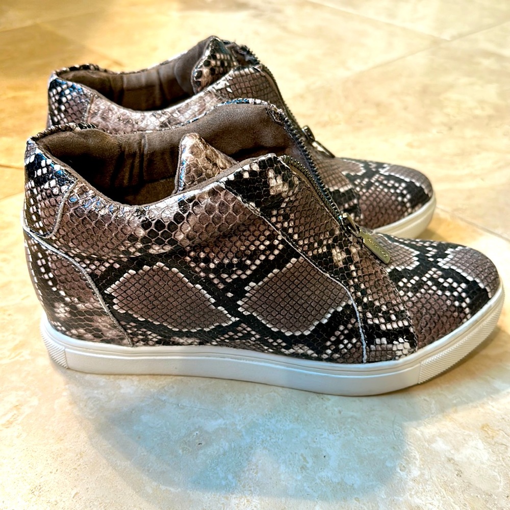 Blondo Waterproof wedge sneakers, 9M
